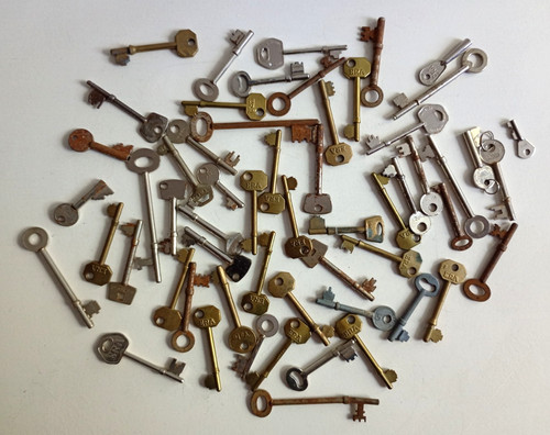 Lot vintage keys - of,