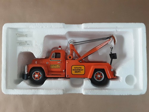 First gear wrecker tow truck - first,