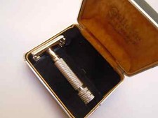 Vintage Gillette Aristocrat #22 safety razor aluminum made in England 36g.