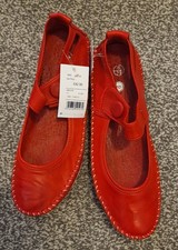 PAVEETS RED SHOES SIZE 6