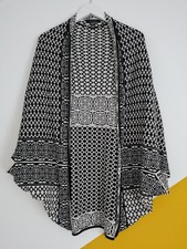 Size M Black & White Pattern
