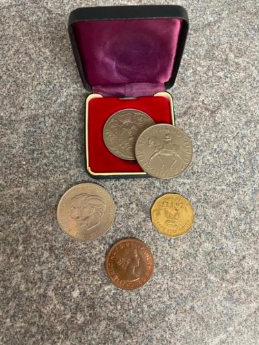 Collectable 1977 queen - 1977,