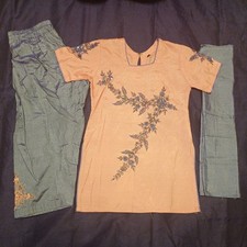 Indian 3 PC Salwar Kameez Girls Size 22. 3 to 4 Years. New without tags.