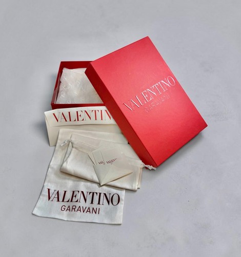 Authentic valentino garavani - authentic,