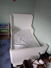 childs white bed  extendable