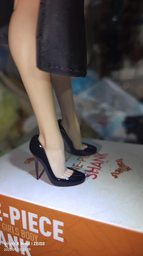 Female glossy black - female,