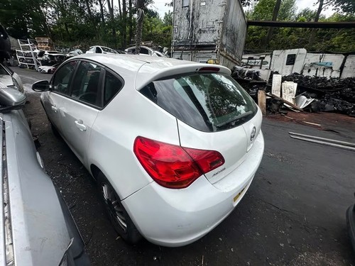 Vauxhall astra 2010 door - vauxhall,