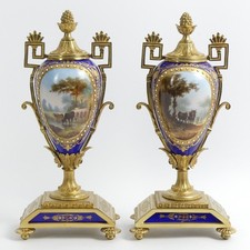 AN ANTIQUE PAIR OF HAND PAINTED PARIS PORCELAIN VASE WITH ORMALU MOUNTS C.1880