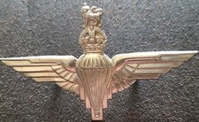 Vintage BRITISH PARACHUTE REGIMENT Paras Silver Anodised Cap Badge