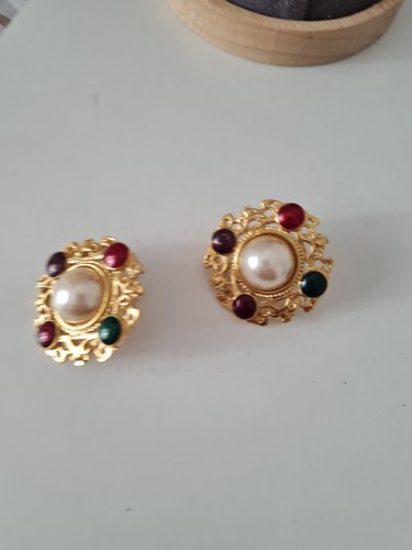 Gold tone faux cream - tone,