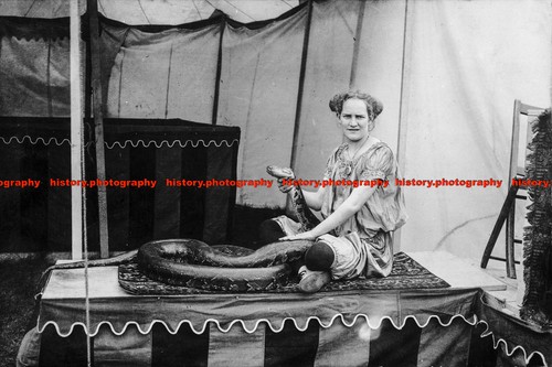 F002500 circus woman and snake - f002500,