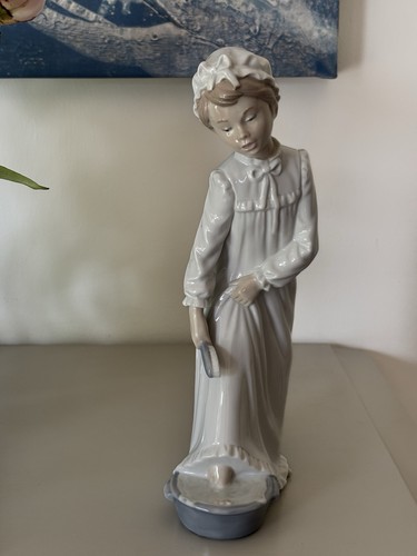 Nao lladro figurine girl - by,