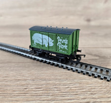 Hornby R162 Prime Pork Closed Wagon Green 00 Gauge Grey Roof