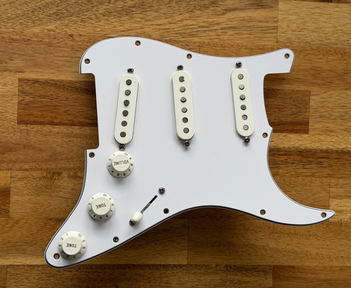 Fender strat loaded pickguard - fender,