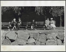 Photo:[People sitting on park