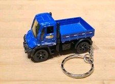 1/64 DIECAST MODEL CAR KEYCHAIN KEYRING 2006 MERCEDES BENZ UNIMOG U300