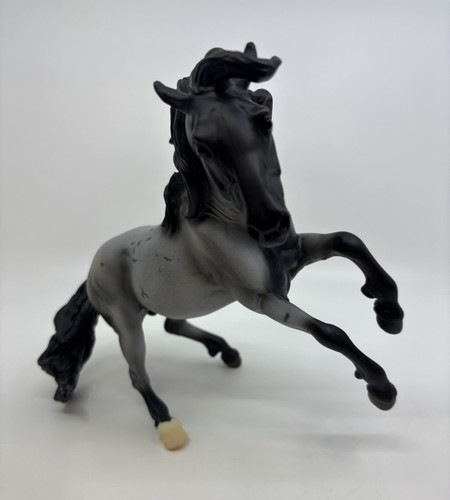 Breyer nokota horse blue - blue, roan