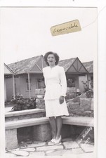 OLD PHOTO WOMAN FASHION CHALET BUTLINS HOLIDAY CAMP PWLLHELI 1940S SV 479