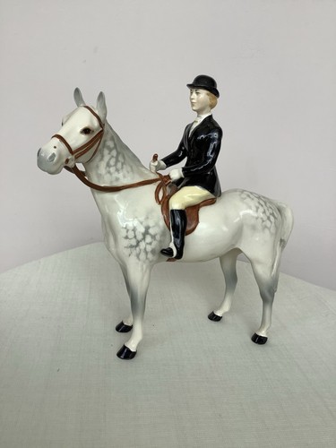 Beswick huntswoman standing - huntswoman, on