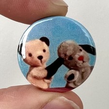 SOOTY AND SWEEP CHILDRENS TV BUTTON PIN BADGE