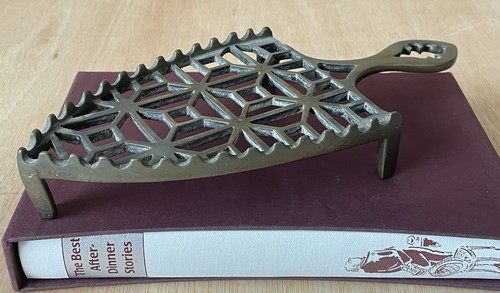 Cast metal iron - metal, trivet