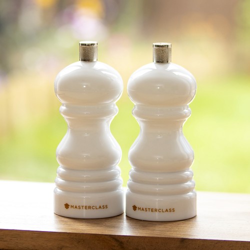 Set white salt and - white, pepper