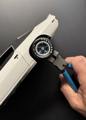 Wheel removal tool for 18 - wheel, 1/18