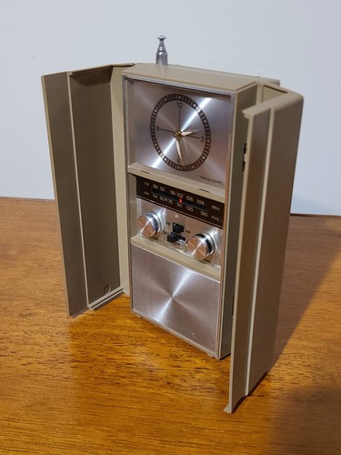 Vintage realistic travel - am/fm,