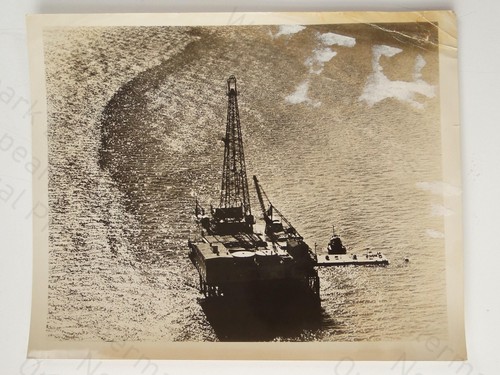 Offshore oil rig - oil, well
