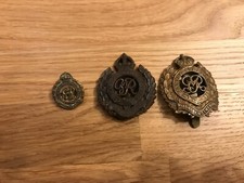 nice looking lot 3 royal engineers set 2 cap badges 1 plastic 1 sweetheart