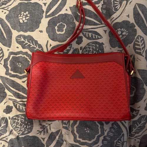 Liz claiborne red monogram - liz,