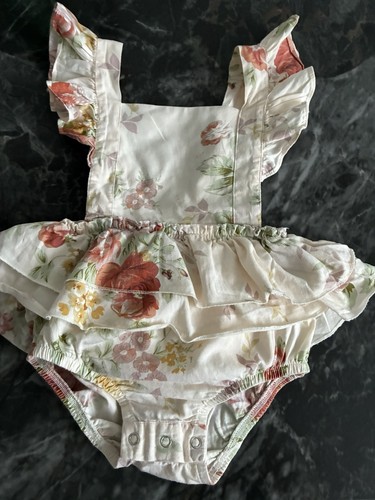 Dolly wears floral - , print