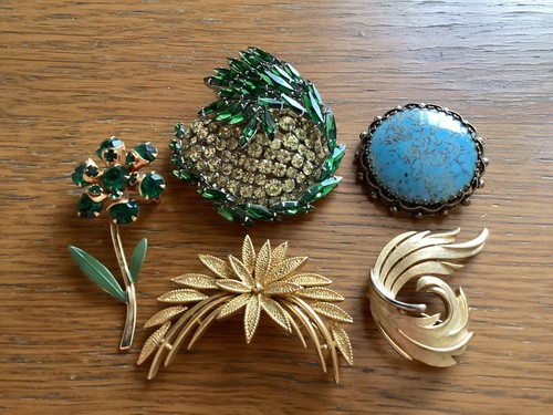 Vintage brooches including - vintage,