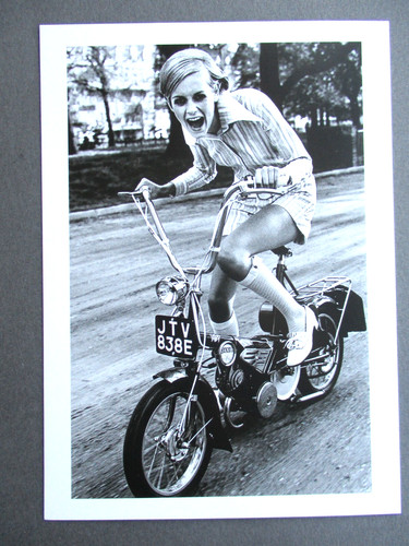 Postcard twiggy 1967 - 1967, vogue