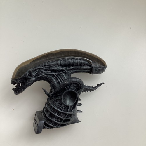 Hissing xenomorph bust from - hissing,
