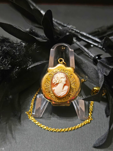 Antique gold tone - oval, cameo