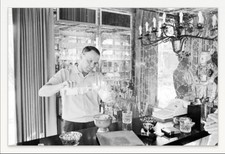 FRANK SINATRA IN HIS HOME BAR RARE PHOTO 8 X 6 INCH + FREE FRAME MEMORABILIA 