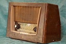 VINTAGE 1950'S REGENTONE FM/AM/SW VALVE/TUBE RADIO SET.PROP FILM/TV.POWERS ON.