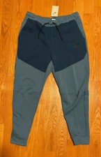 NEW NIKE SPORTSWEAR TECH