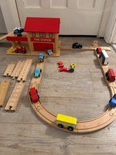 ELC WOODEN FIRE STATION WITH CARS AND ROAD