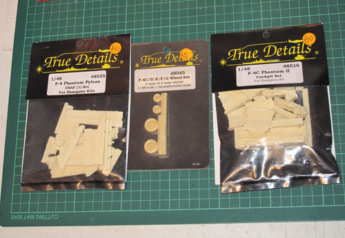 True details 4 phantom - true, f-4