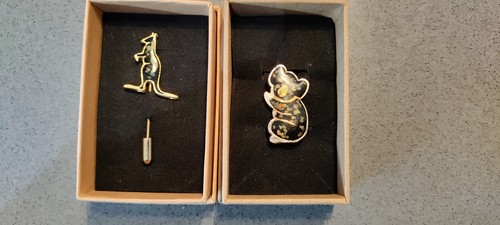 Vintage australian brooches - 2x,