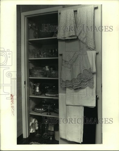 1990 press photo - photo, cloak