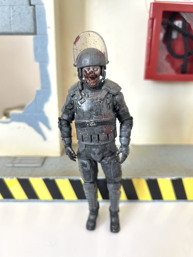 The walking dead riot - riot, gear