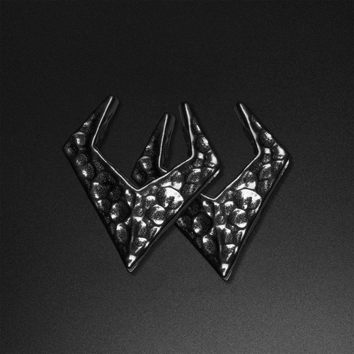Hammered pointed hanger - hammered, black