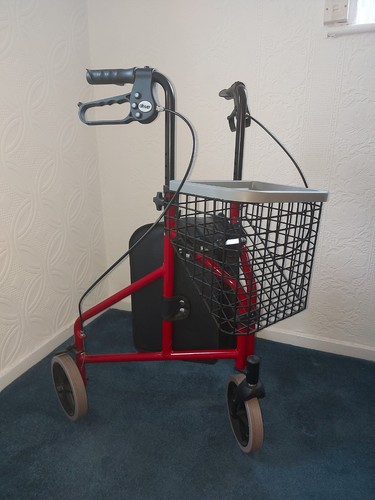 Three wheel rollator - three-wheel,