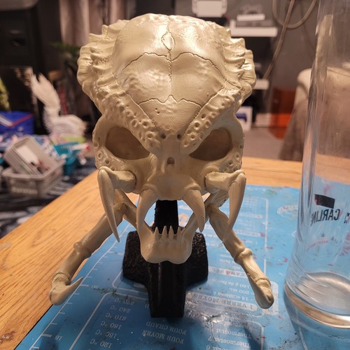 Large resin predator skull - resin,