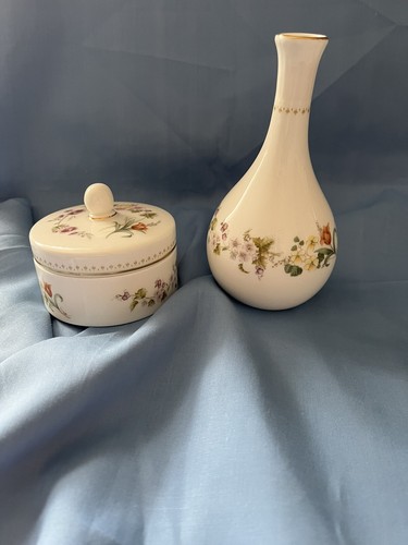 Wedgewood round trinket box - ,