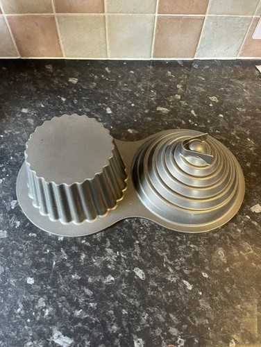 Large cupcake shape baking tin