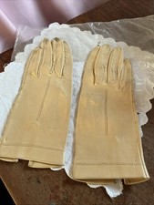 Vintage Women’s soft cream Leather driving Gloves Made In France Size S (9x3”)